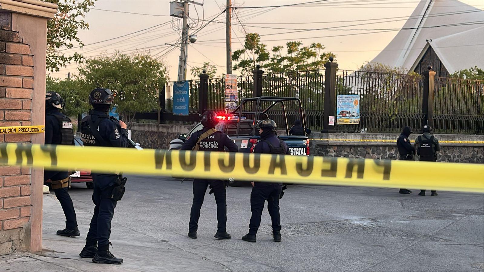 $!En plena misa, abandonan cuerpos al interior de un vehículo en La Lomita, en Culiacán