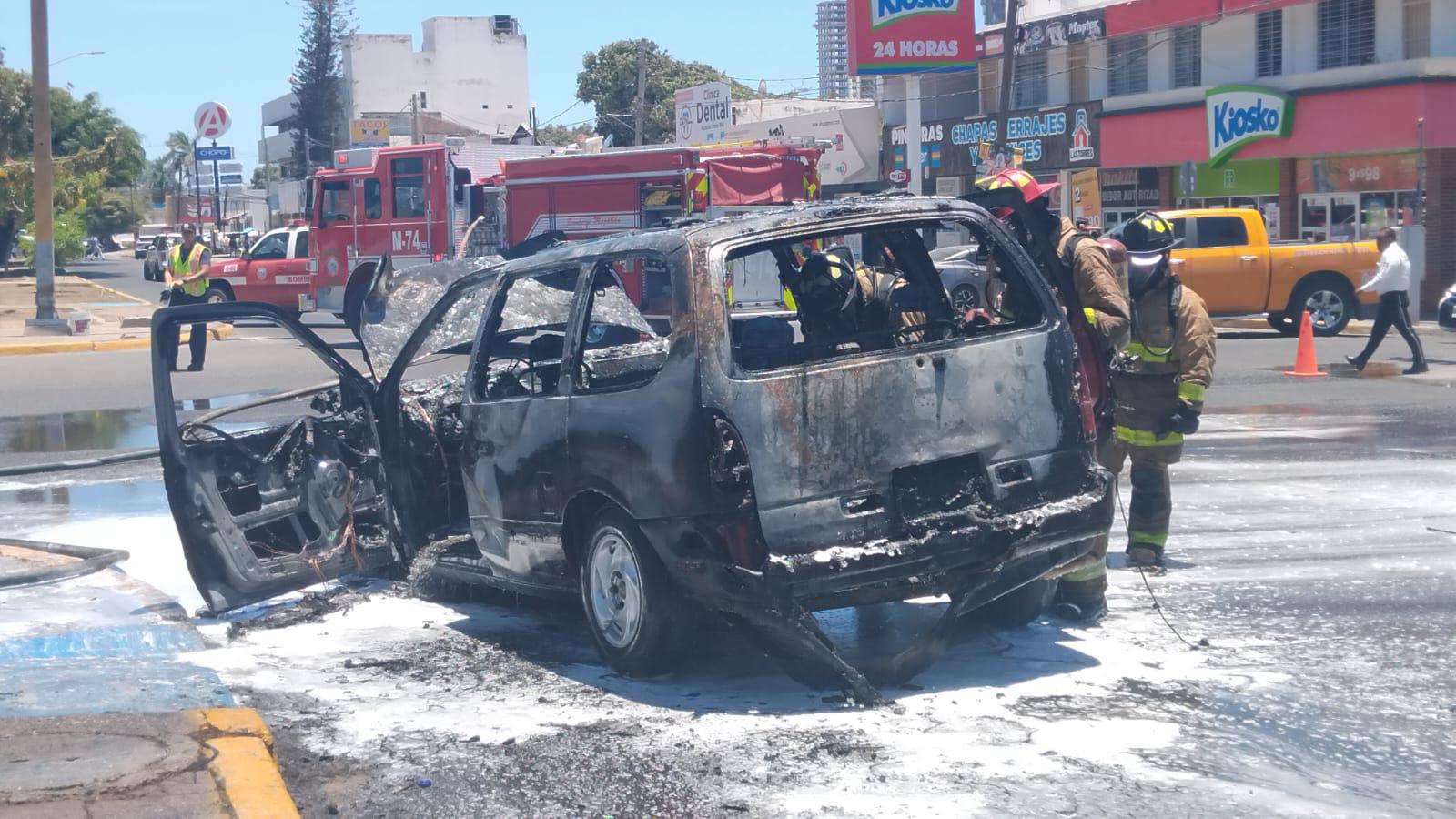 $!Explota camioneta en Ejército Mexicano y moviliza a cuerpos de emergencia en Mazatlán