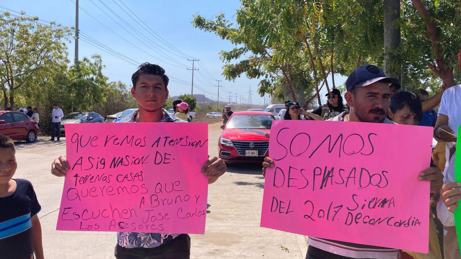 $!Desplazados de la sierra de Concordia se manifiestan previo a la llegada de Claudia Sheinbaum a Mazatlán