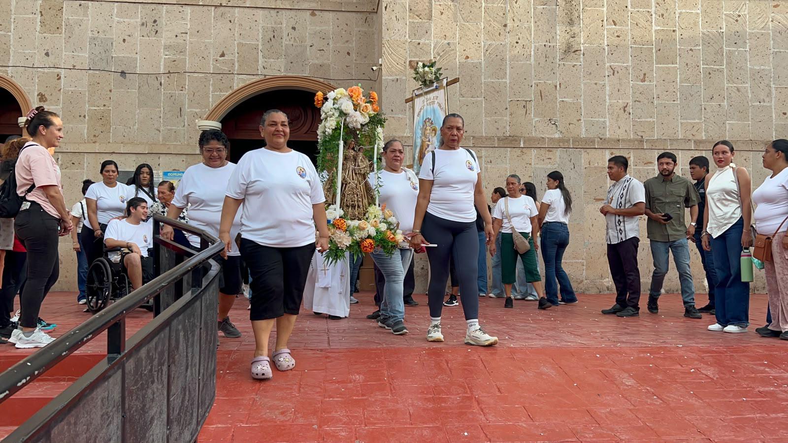 $!Pueblo de Agua Verde peregrina para agradecer la salud de joven y pedir paz a la Virgen del Rosario