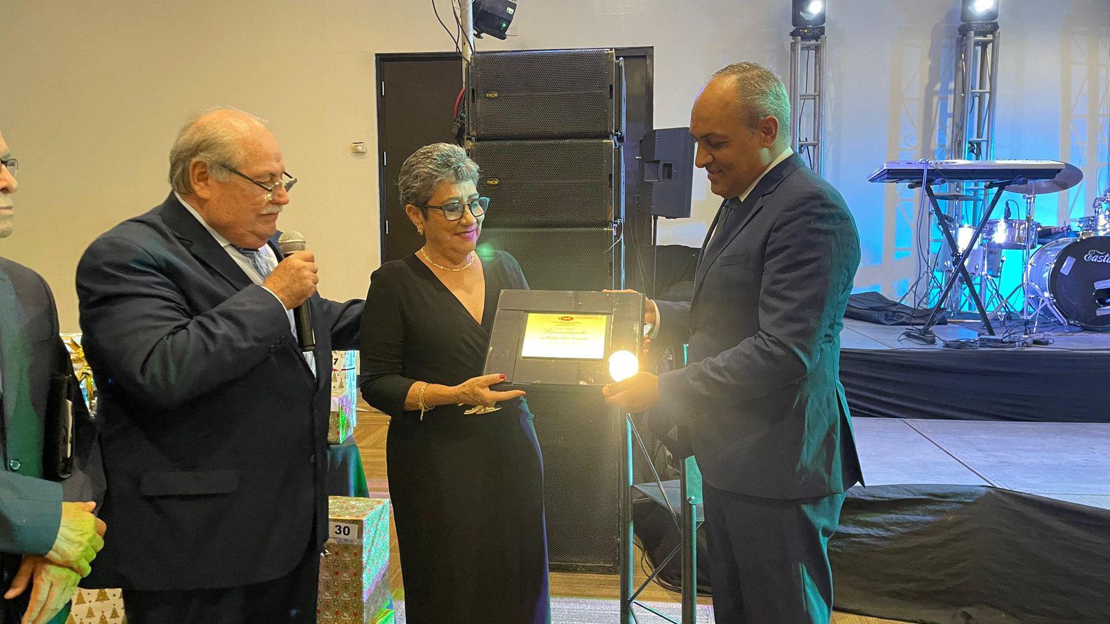 $!Reconoce CMIC Mazatlán a Mariana Trujillo por sus 42 años dentro de la Ingeniería Civil