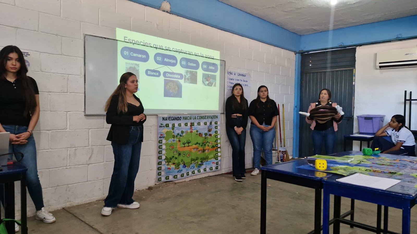 $!Vanesa enseña a niños de las costas de Navolato a cuidar de las especies del mar