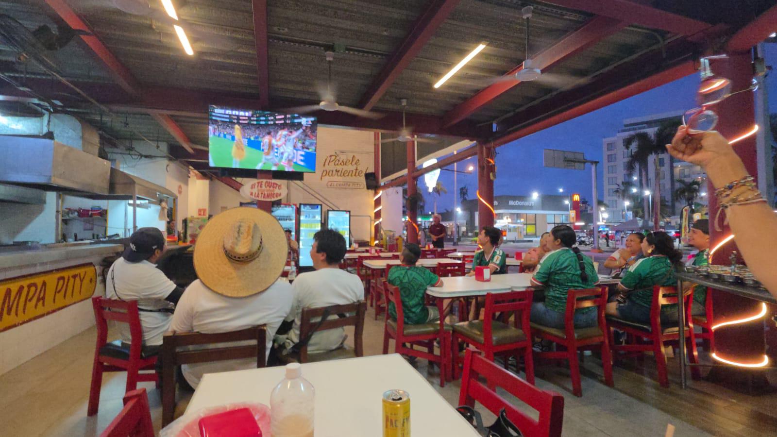 $!Afición mazatleca celebra los goles de México ante Chequia