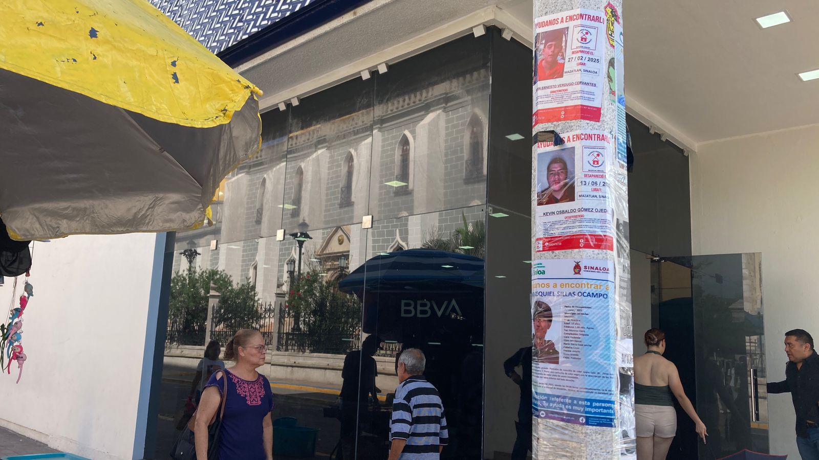 $!Carteles con fichas de desaparecidos inundan el Centro de Mazatlán
