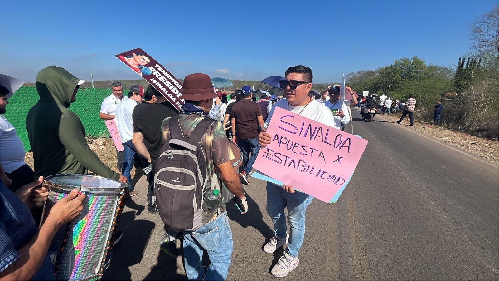 $!A pie y en camiones llegan funcionarios y trabajadores de Gobierno del Sinaloa a evento de Sheinbaum en Culiacán