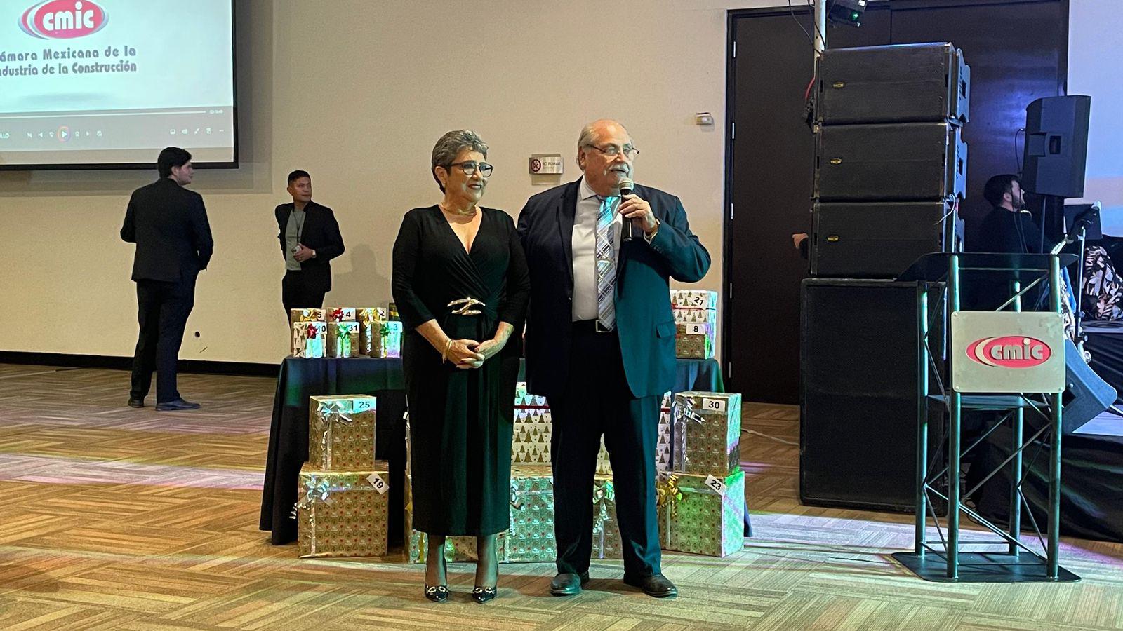 $!Reconoce CMIC Mazatlán a Mariana Trujillo por sus 42 años dentro de la Ingeniería Civil