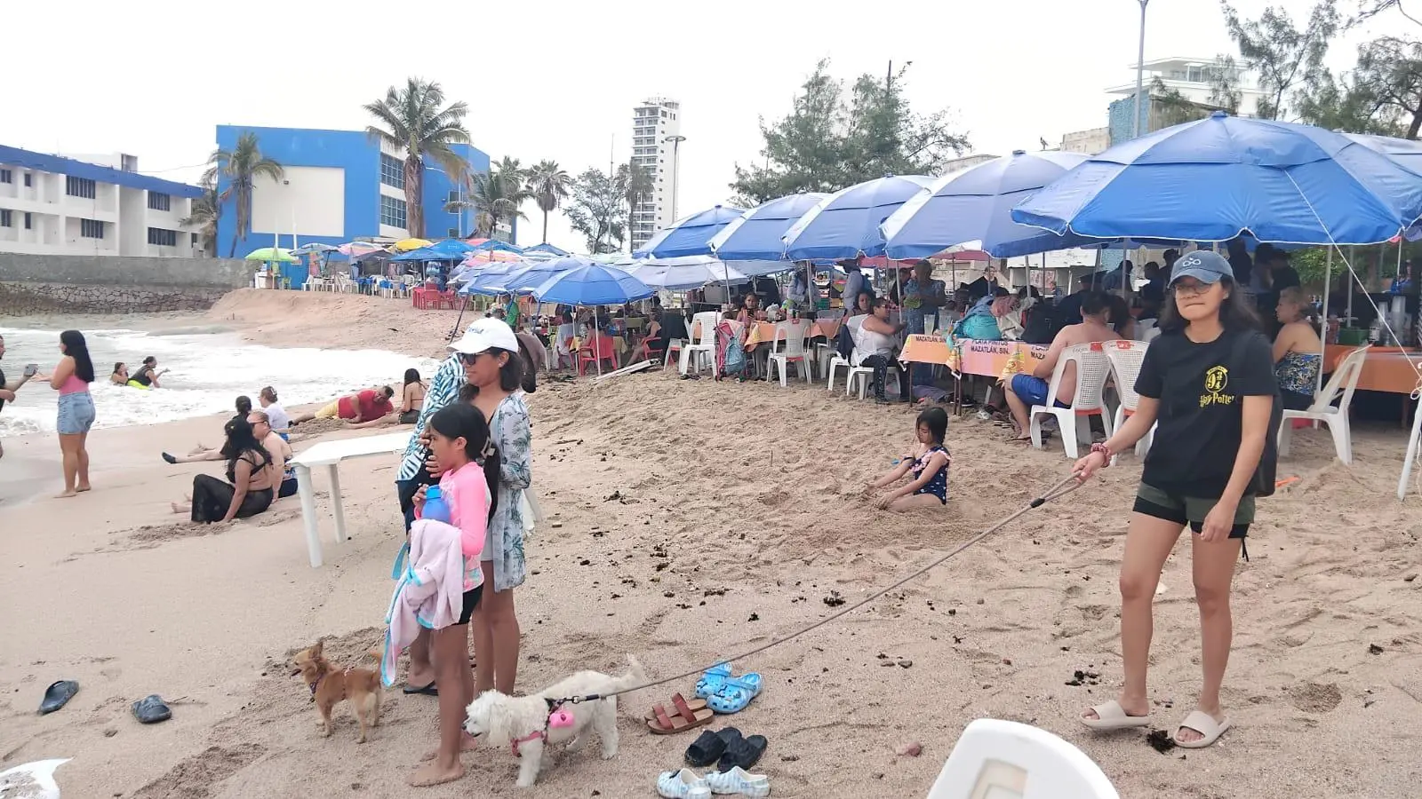 $!Mantiene la Playa Pinitos, en Mazatlán, gran afluencia de visitantes por temporada vacacional