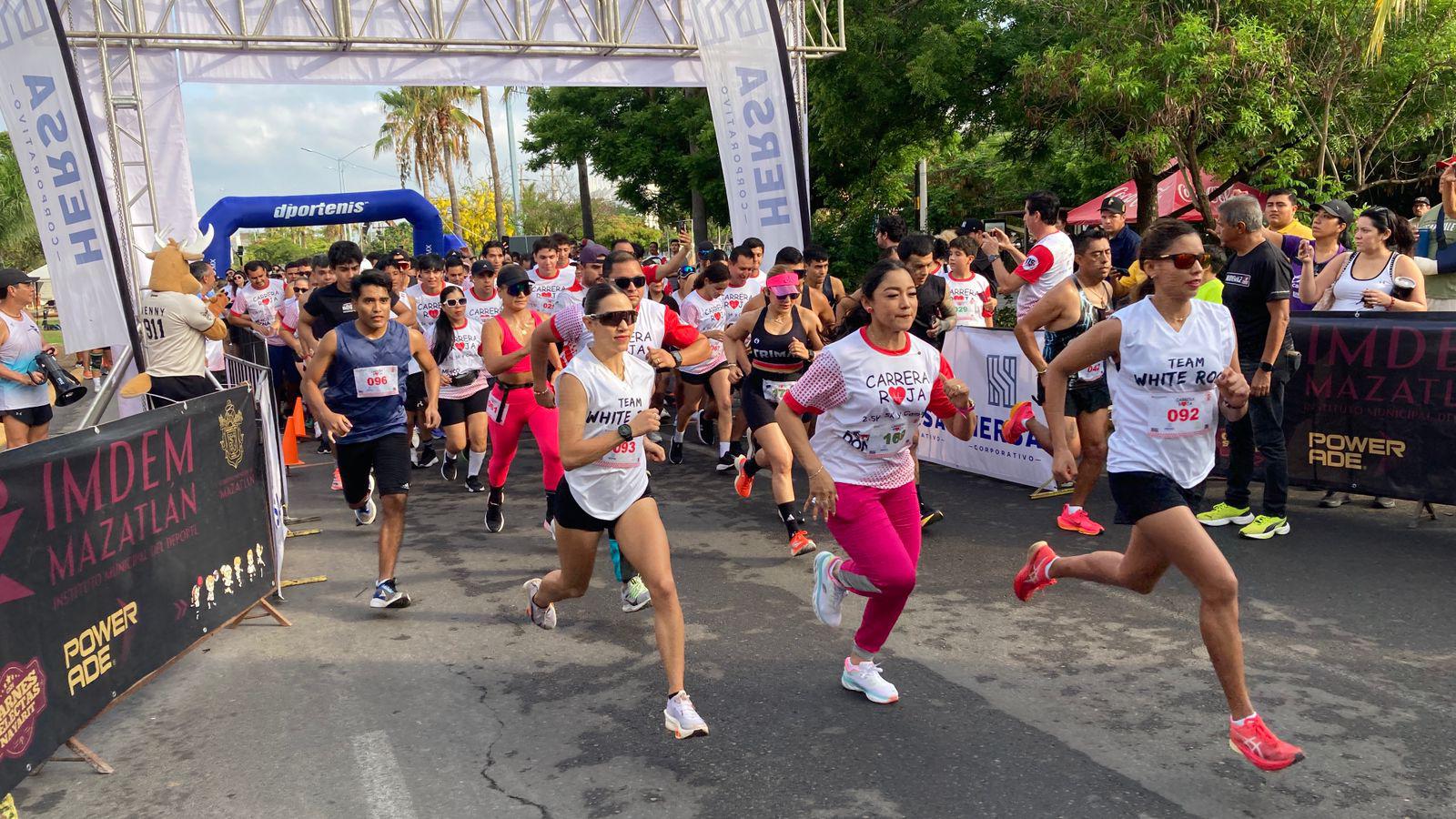 $!Jesús Labrador y Aragetze Nava triunfan en la primera Carrera Roja en Mazatlán