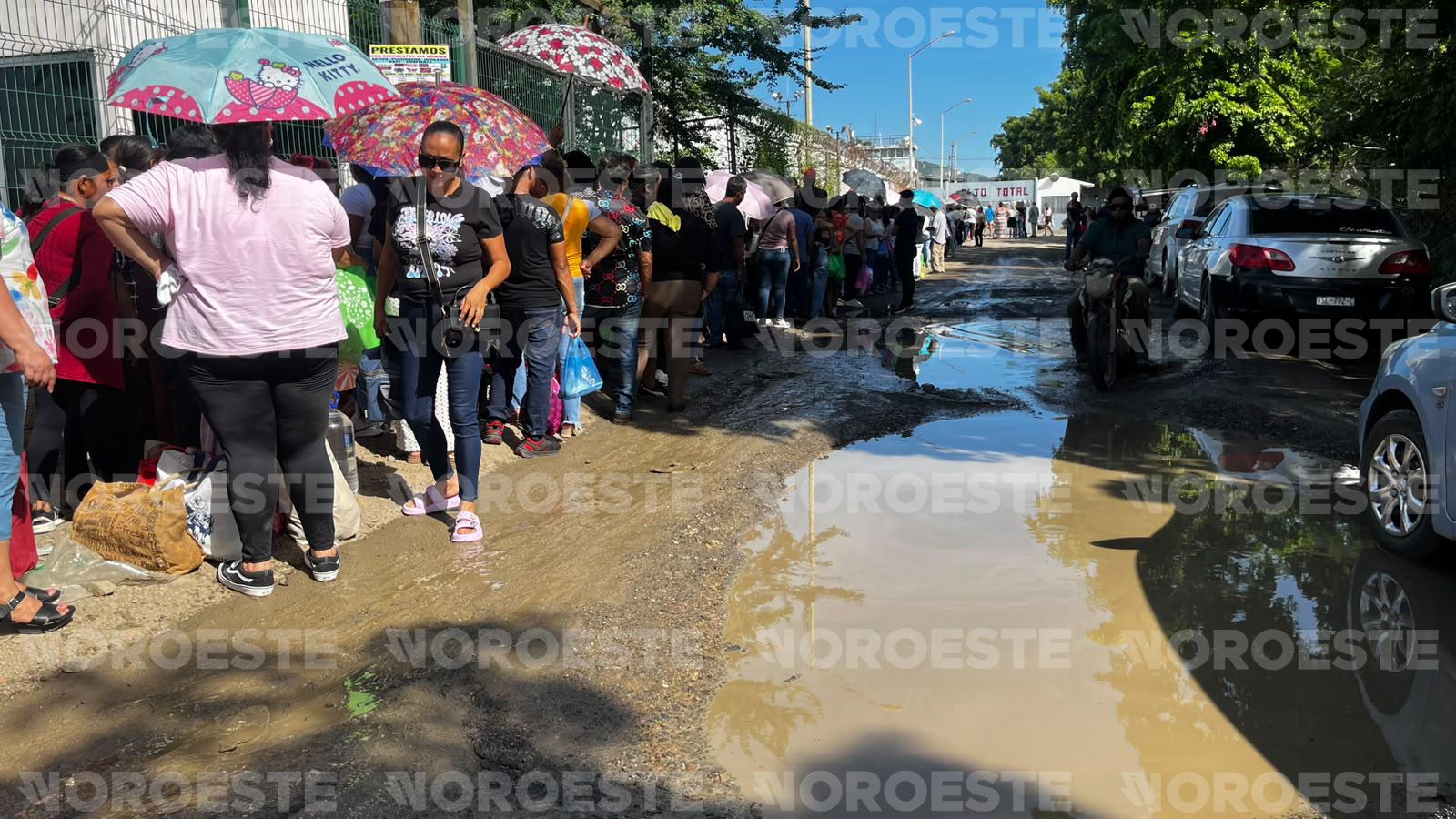 $!Hacen fila cerca de 300 personas para visitar a internos del Penal de El Castillo