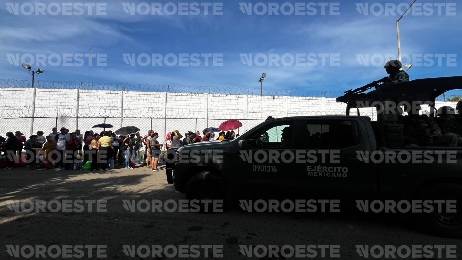 $!Hacen fila cerca de 300 personas para visitar a internos del Penal de El Castillo