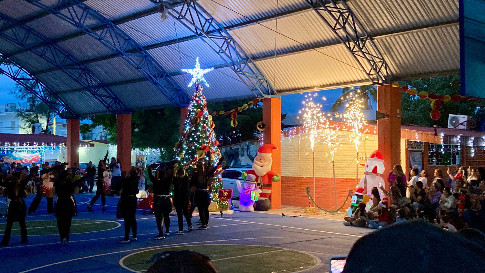 $!Encienden el espíritu navideño en la primaria Ford 31 de Villa Galaxia, en Mazatlán