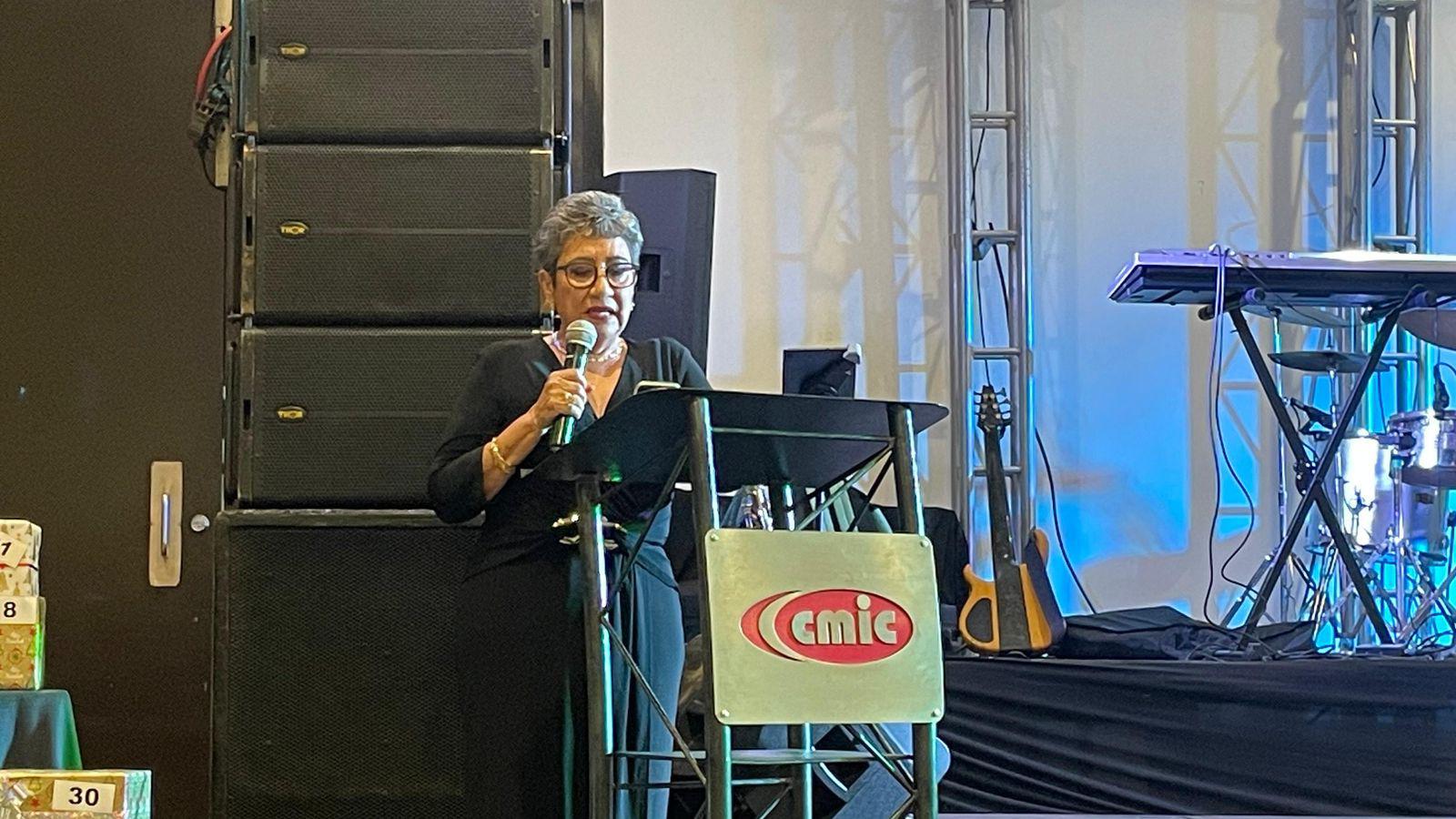 $!Reconoce CMIC Mazatlán a Mariana Trujillo por sus 42 años dentro de la Ingeniería Civil