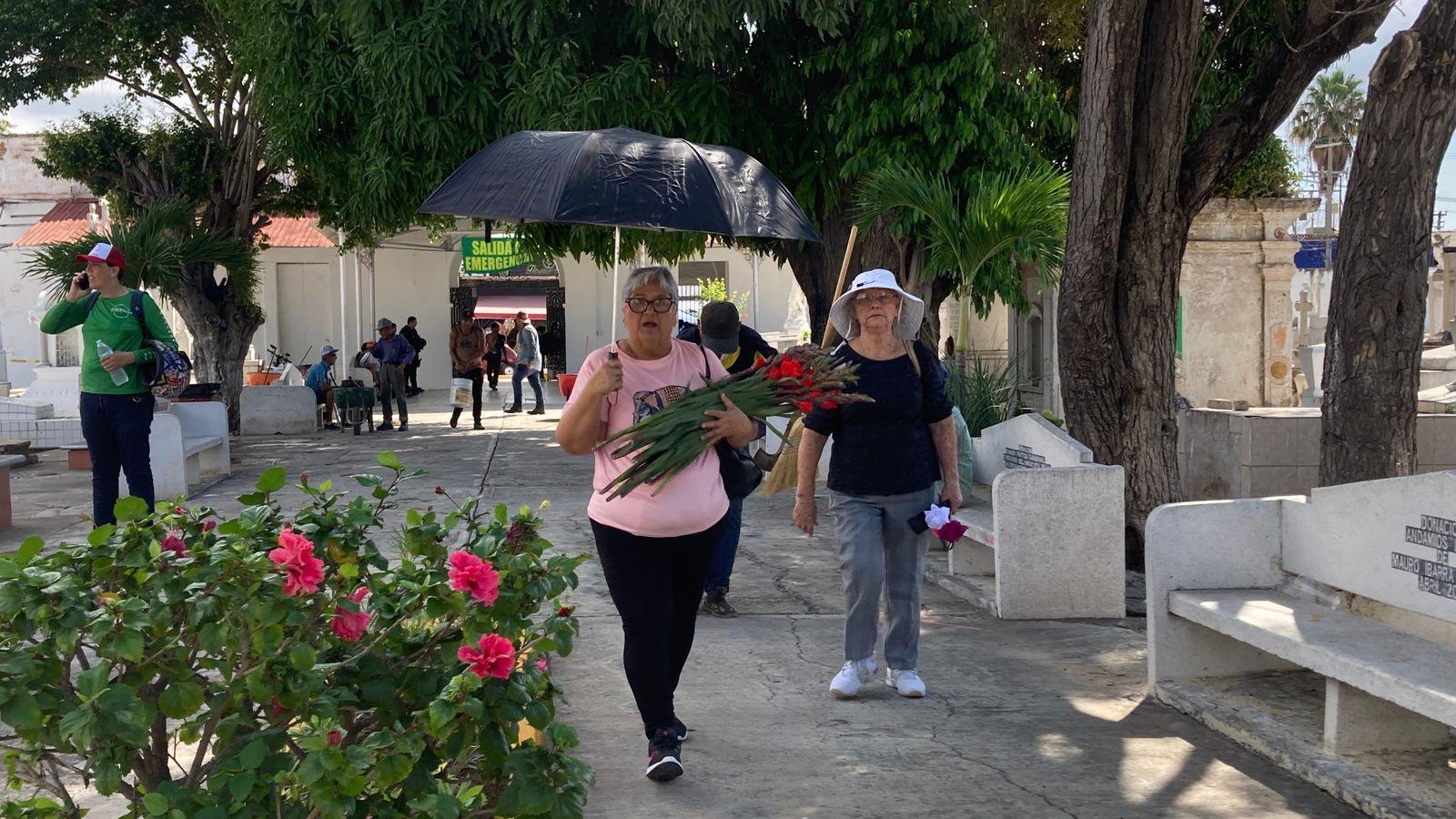 $!Registran panteones de Mazatlán buena afluencia en el Día de Todos los Santos