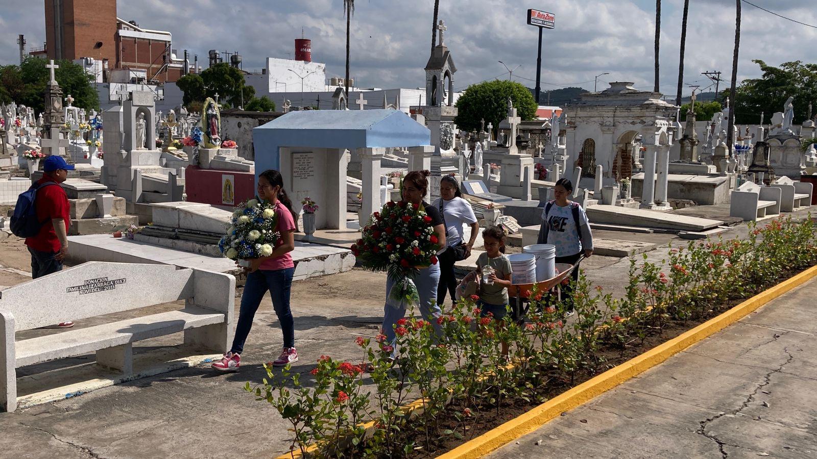 $!Registran panteones de Mazatlán buena afluencia en el Día de Todos los Santos