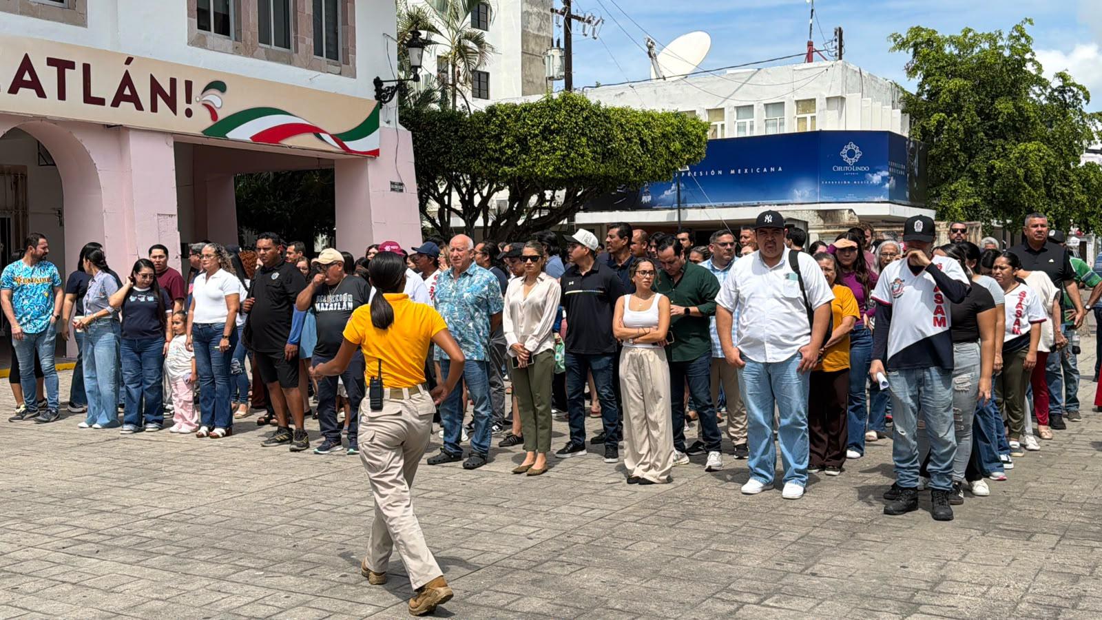 $!Moviliza Simulacro Nacional a 130 personas en el Palacio Municipal de Mazatlán