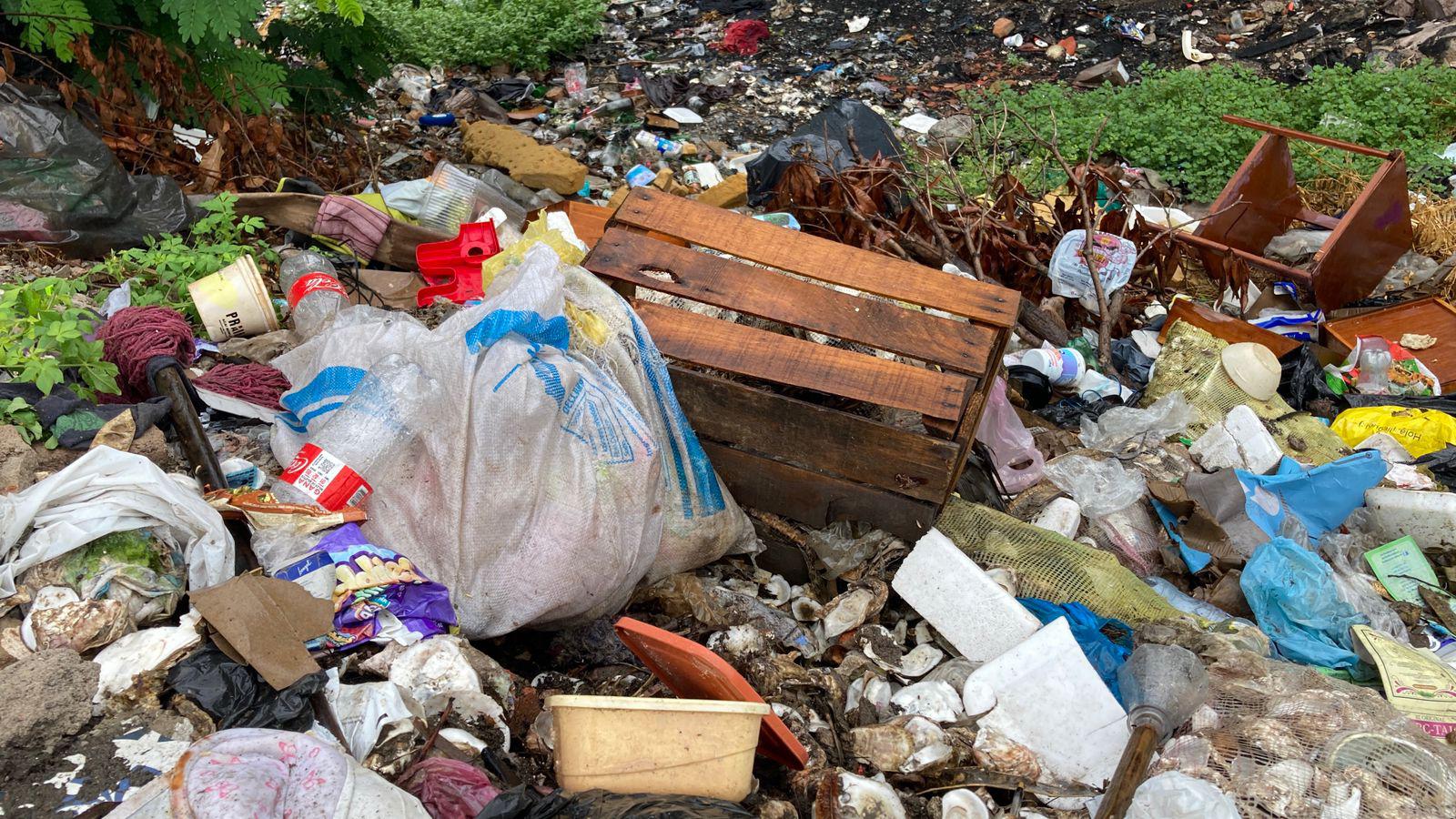 $!Permanece basura estancada a orillas del Estero del Infiernillo, en Mazatlán