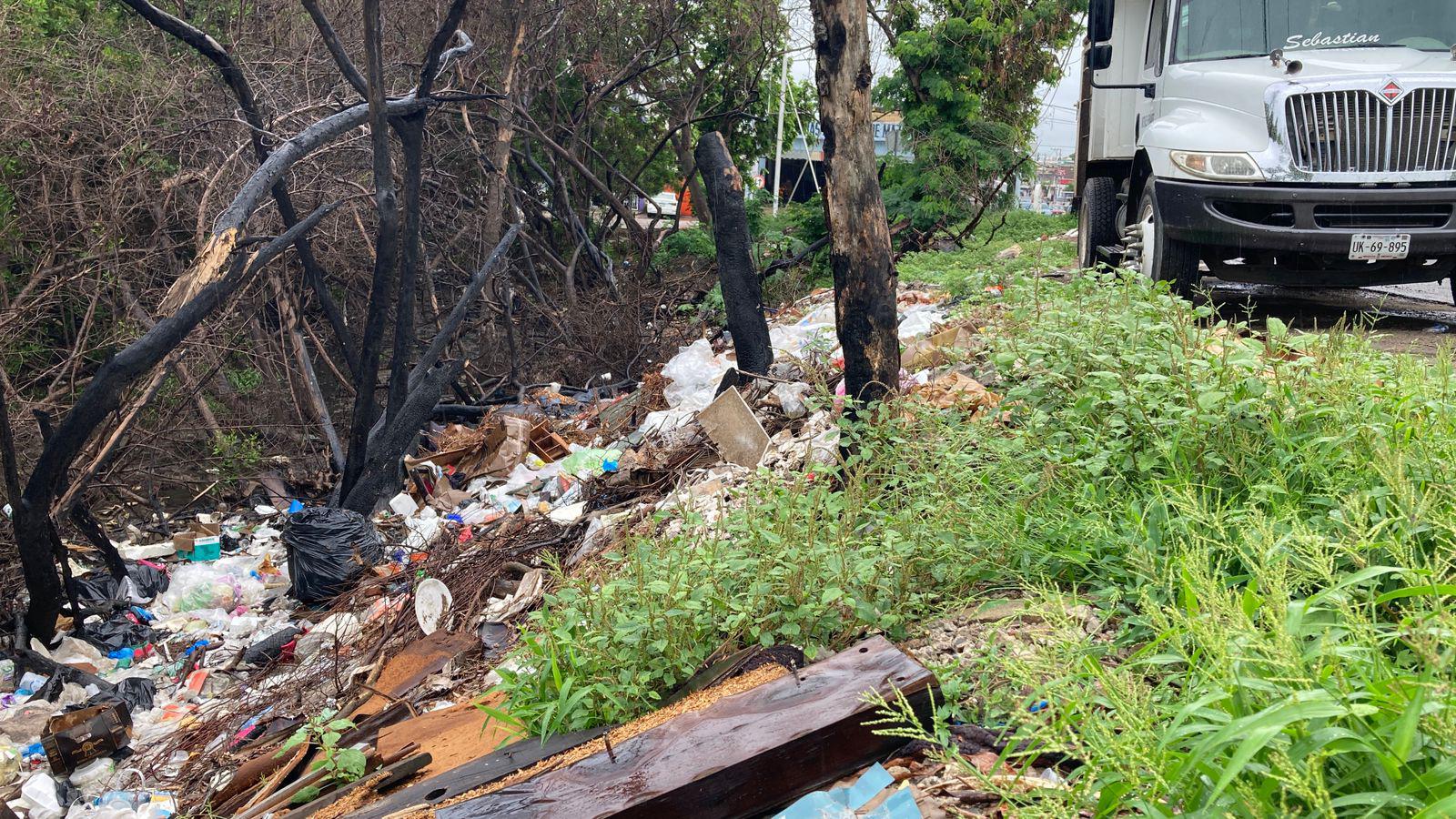 $!Permanece basura estancada a orillas del Estero del Infiernillo, en Mazatlán