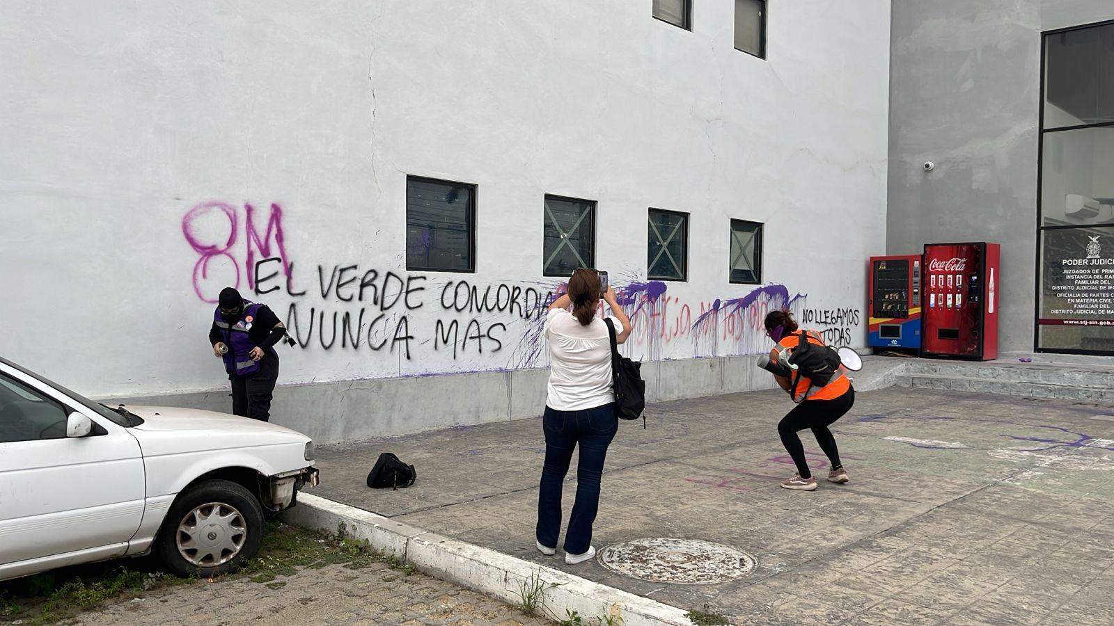 $!Marchan en Mazatlán por el 8M y terminan pintando edificios