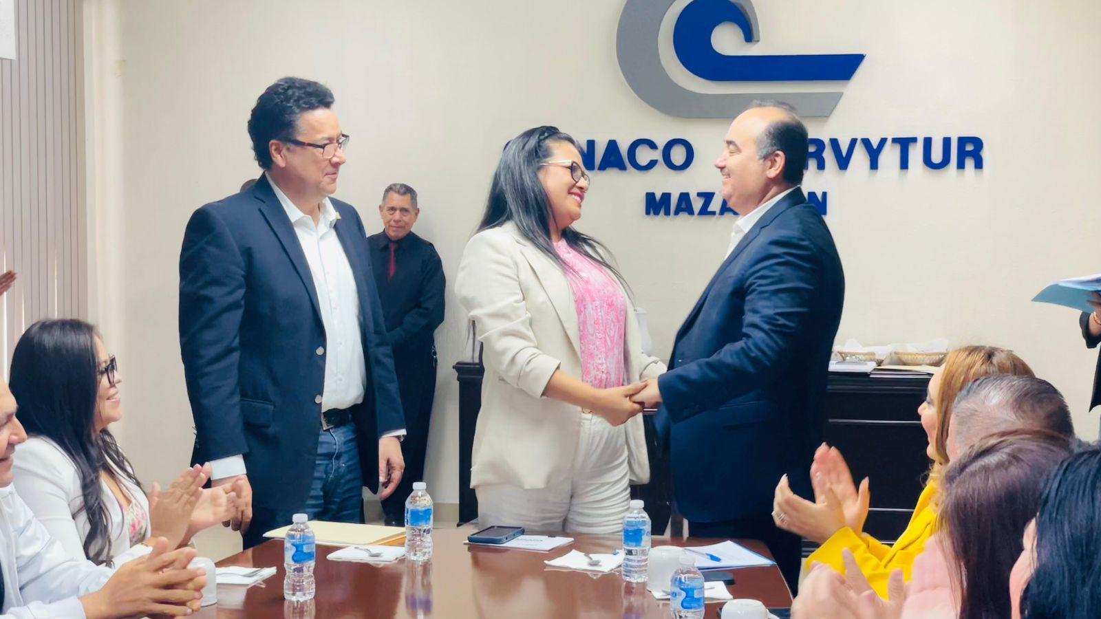 $!Tiene Canaco-Servitur Mazatlán su primera presidenta; asume Francisca Cázarez