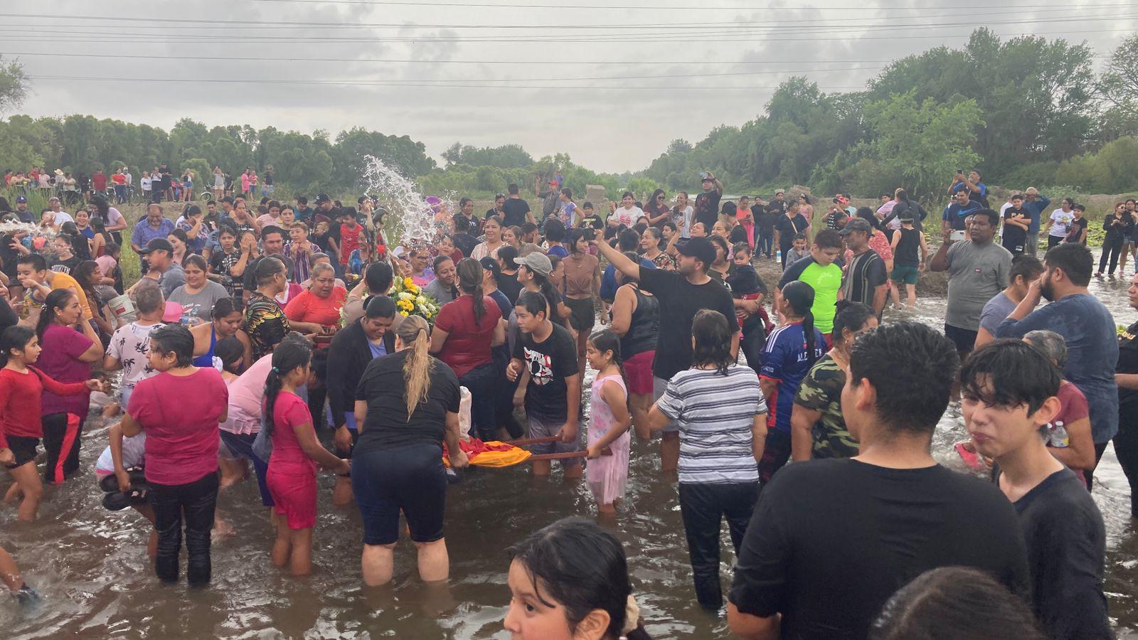$!Cumplen feligreses a San Juan Bautista en el Río Presidio, en Villa Unión