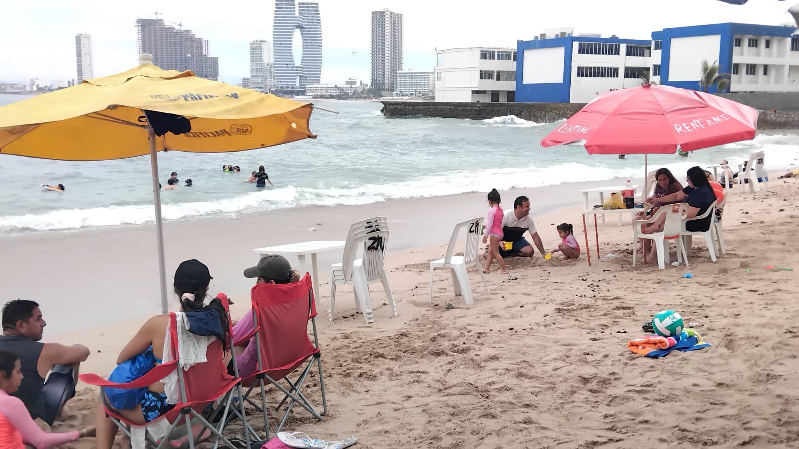 $!Mantiene la Playa Pinitos, en Mazatlán, gran afluencia de visitantes por temporada vacacional