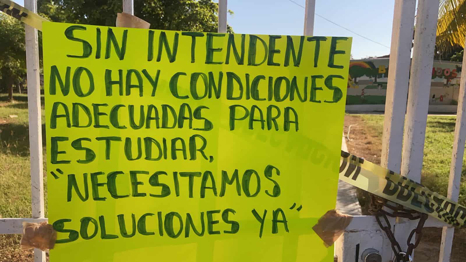 $!Protestan en primaria de Escuinapa por falta de intendente