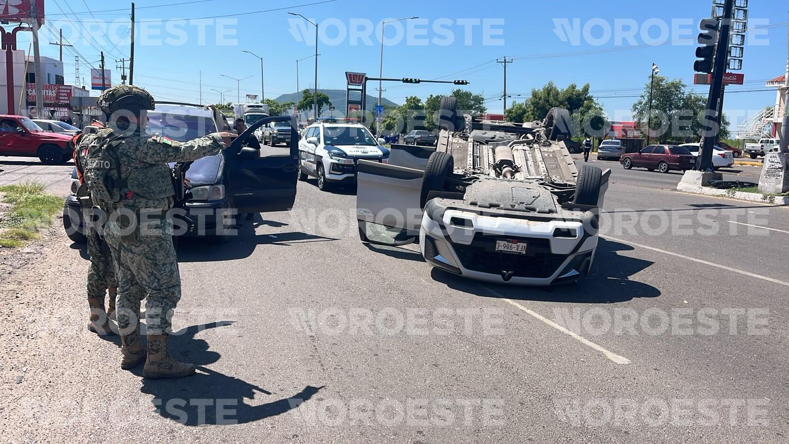 $!Chocan dos vehículos y uno vuelca en el sector Abastos de Culiacán