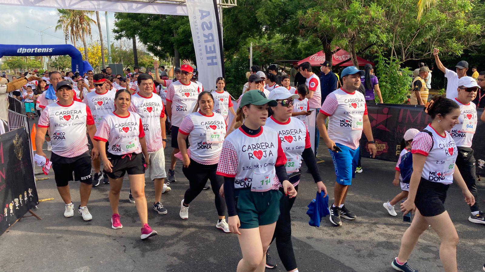 $!Jesús Labrador y Aragetze Nava triunfan en la primera Carrera Roja en Mazatlán