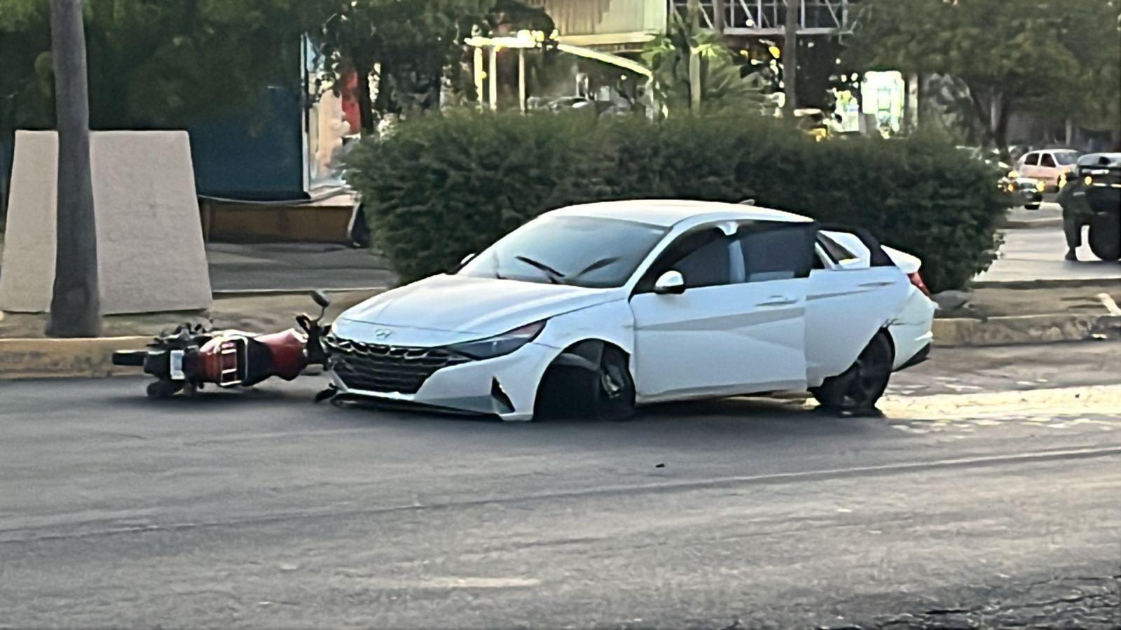 $!Persecución provoca un siniestro vial que deja a dos civiles detenidos y un hombre lesionado en Culiacán