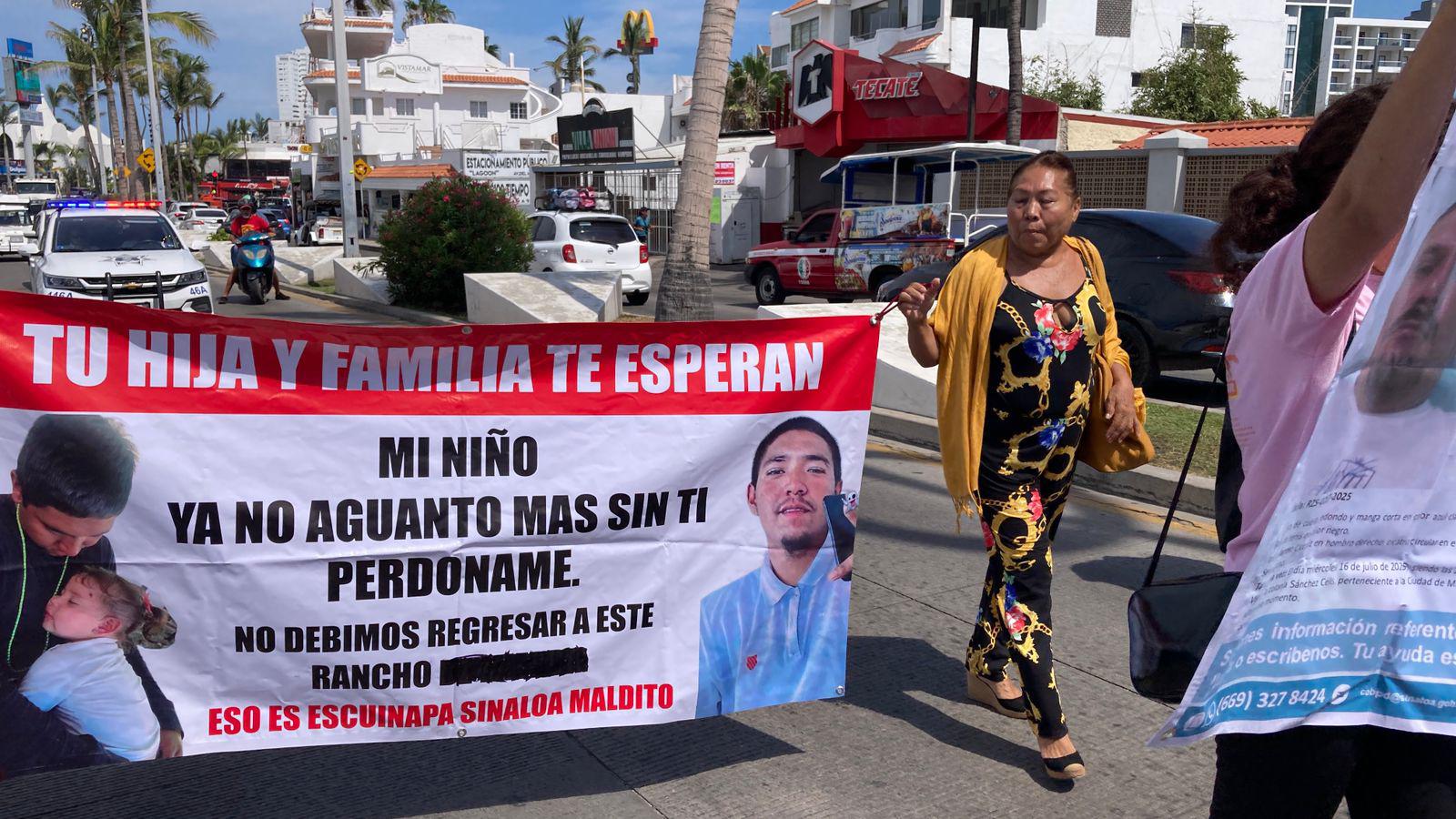 $!Marchan familiares de María Cecilia, Juan Carlos, Martín Rubén y Luis Antonio, desaparecidos en Mazatlán