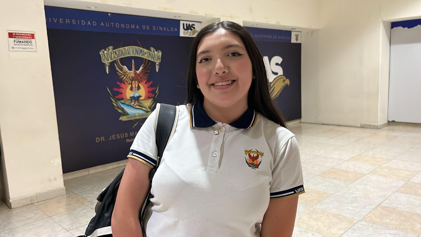 $!Mariana Sosa, estudiante de la preparatoria Jorge Fausto Medina Viedas, acudió al homenaje.