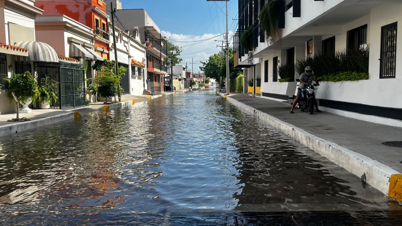 $!Se desborda nuevamente el agua en el Estero del Infiernillo hacia vialidades aledañas