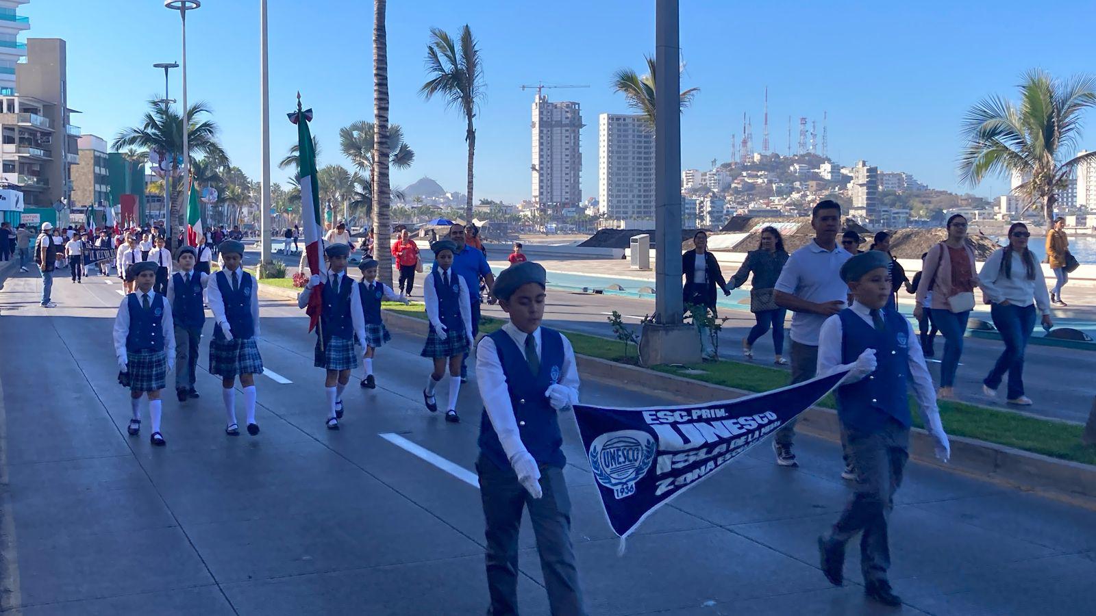 $!Desfilan 90 escoltas de educación básica de Mazatlán en conmemoración del Día de la Bandera