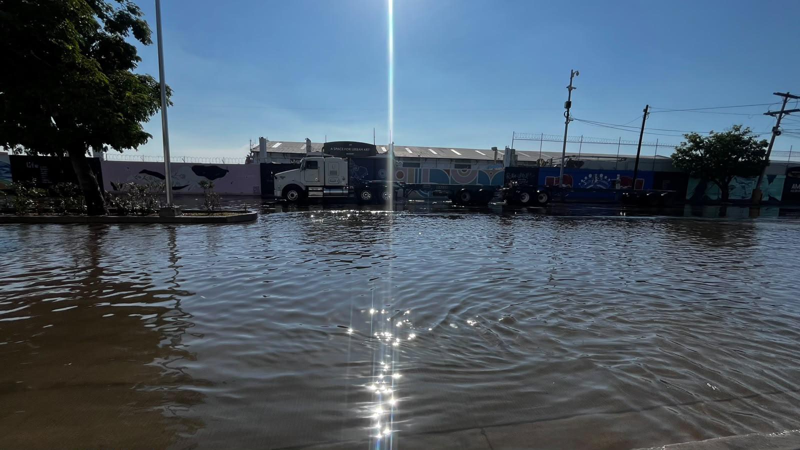 $!Marea alta y oleaje llevan agua a calles del Centro y al Estero del Infiernillo, en Mazatlán