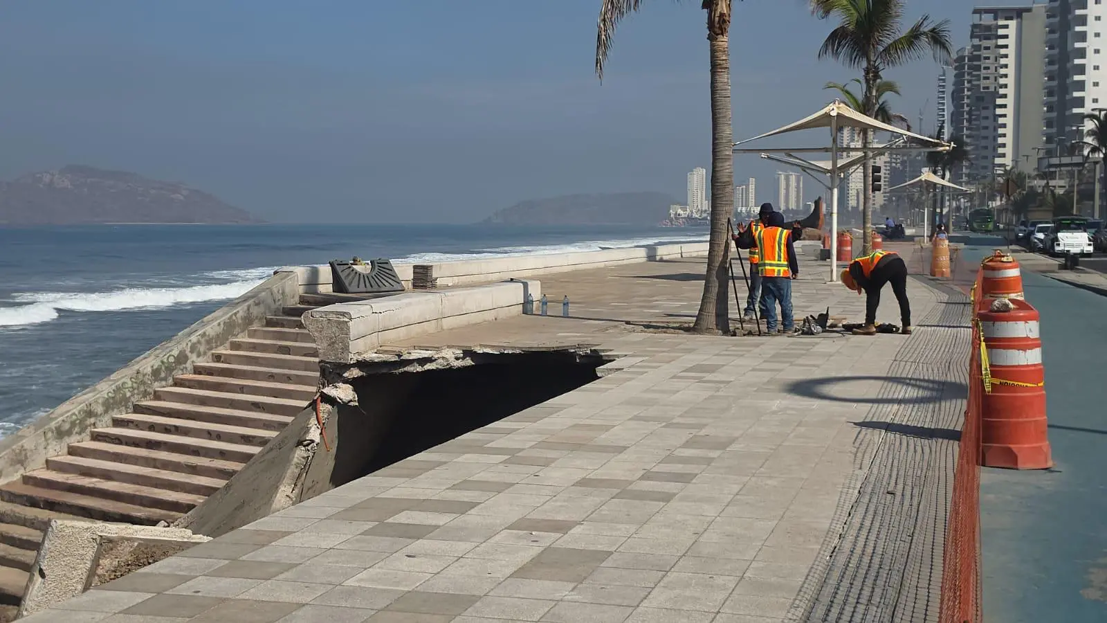 $!Comienzan trabajos en el malecón de Mazatlán para reparar la zona colapsada