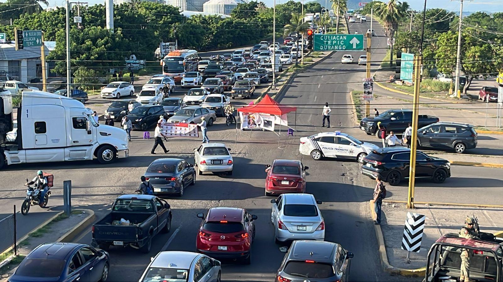 $!Madres buscadoras endurecen protesta y bloquean el cruce vial del Issste en Mazatlán