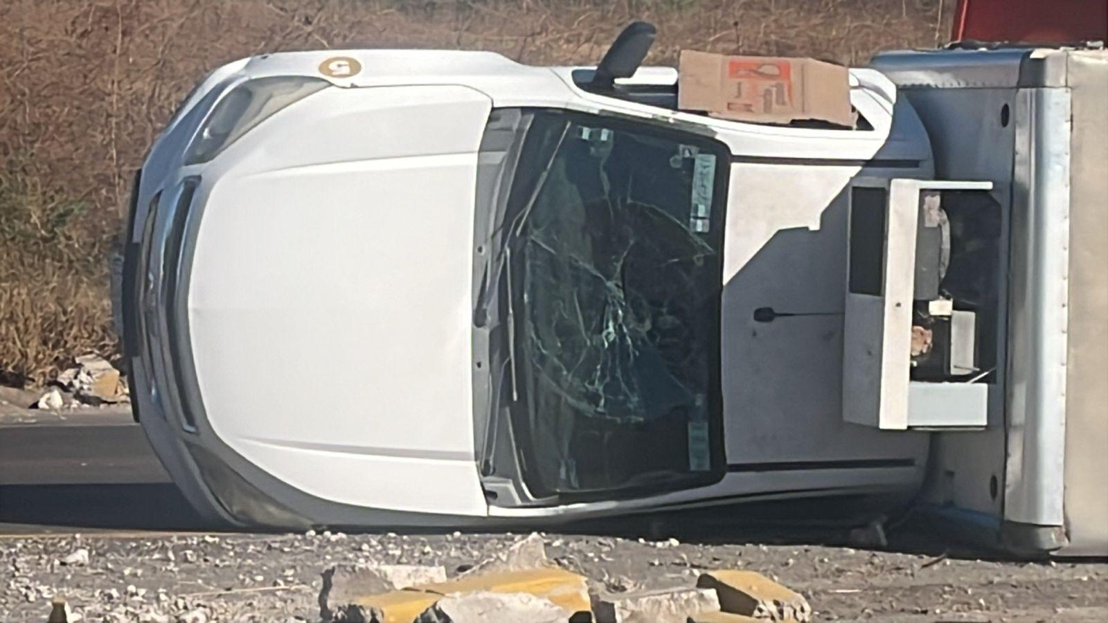 $!Volcadura en La Costerita de Culiacán deja a repartidor lesionado