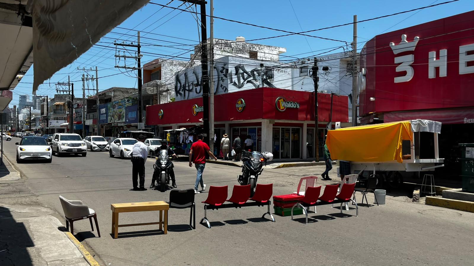 $!Bloquean la calle Aquiles Serdán en el Centro de Mazatlán por problemas con la energía eléctrica