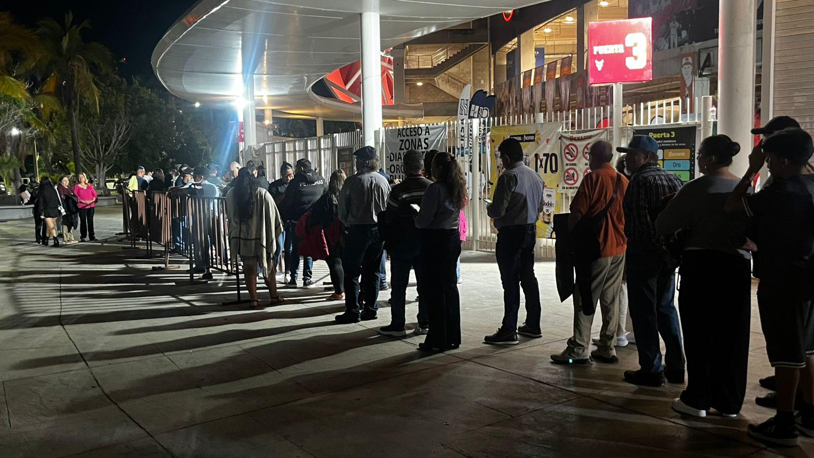 $!Elementos de seguridad resguardan largas filas previo a la coronación de los Juegos Florales, en el Carnaval de Mazatlán