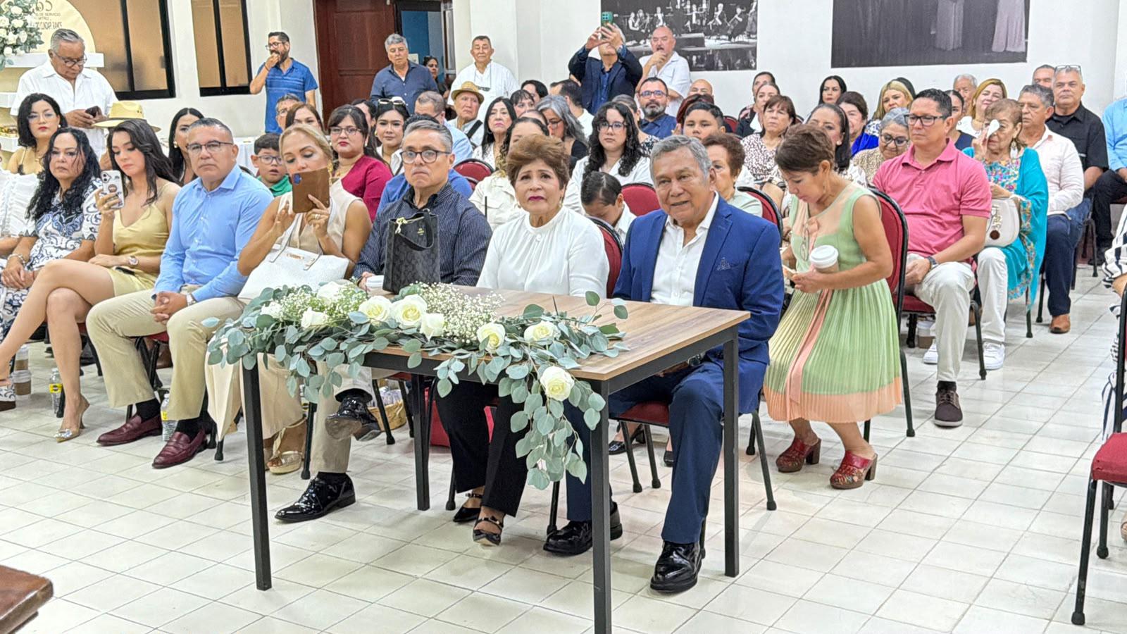 $!Recibe homenaje Arturo Cundapí Ramos por 65 años de servicio a la educación
