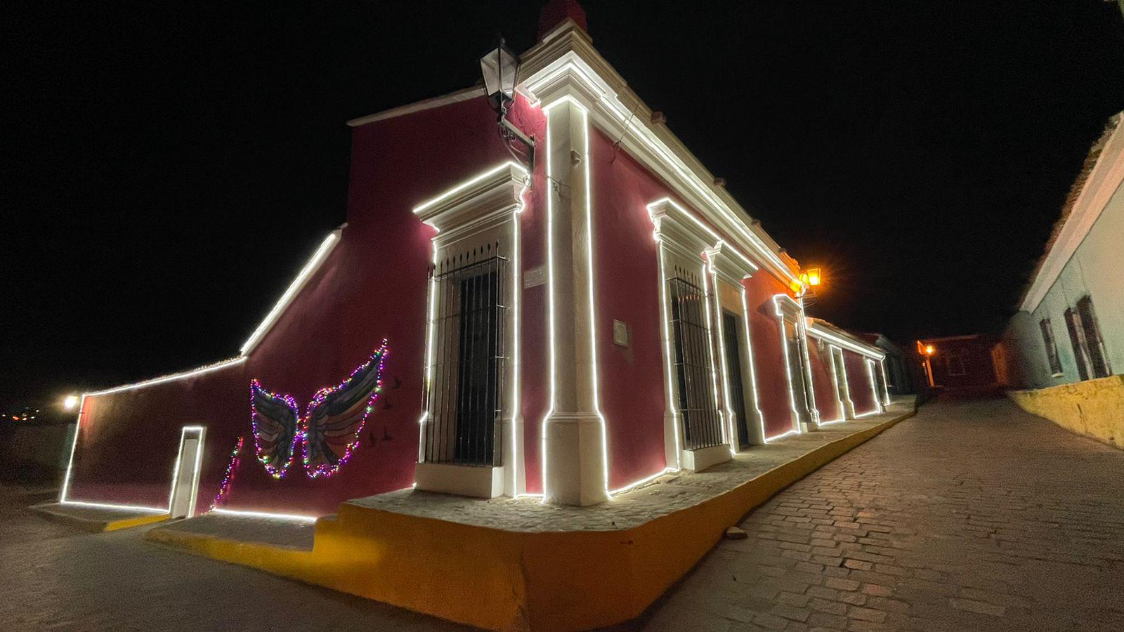 $!Decoran con luces y artesanías el Centro Histórico de Cosalá