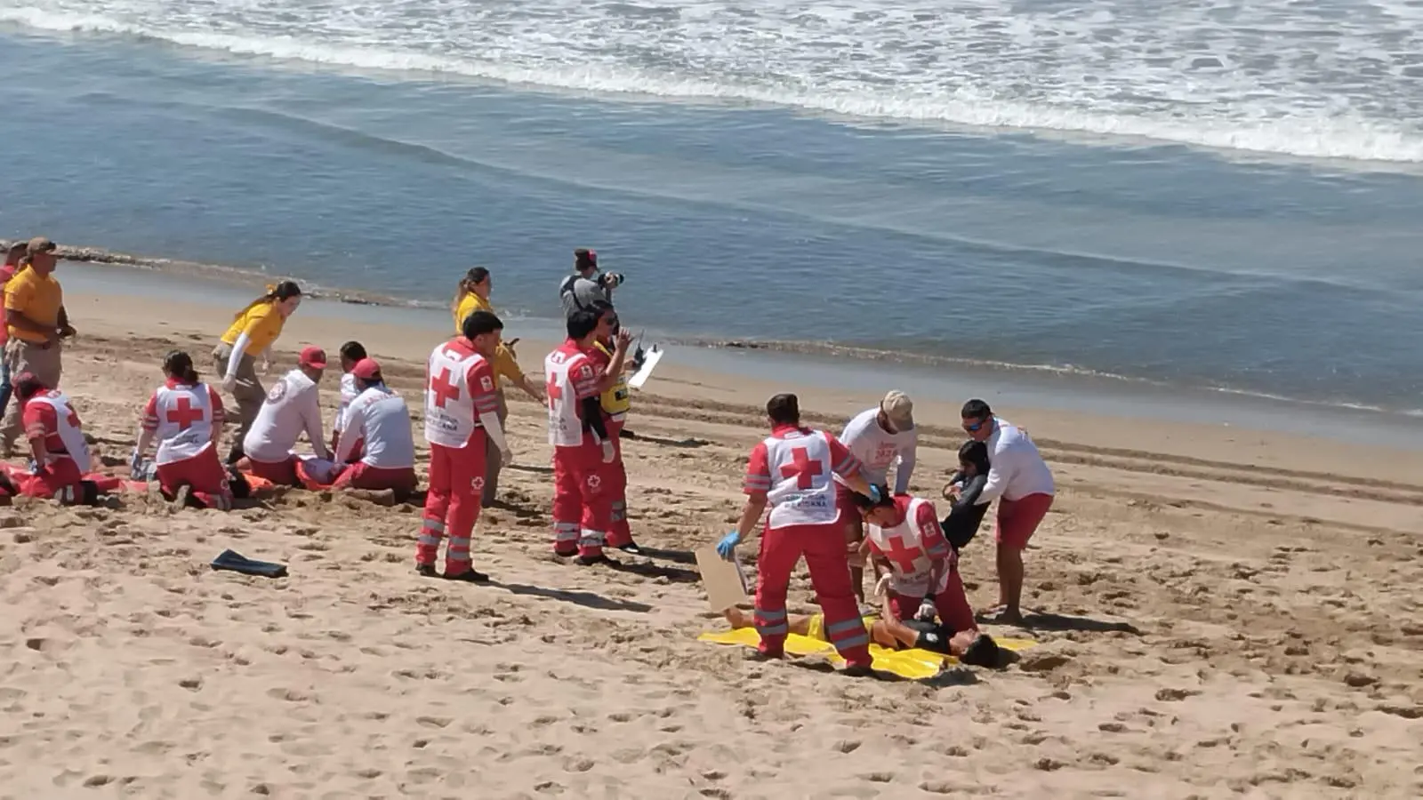 $!Realizan macro simulacro de rescate en el mar en Mazatlán