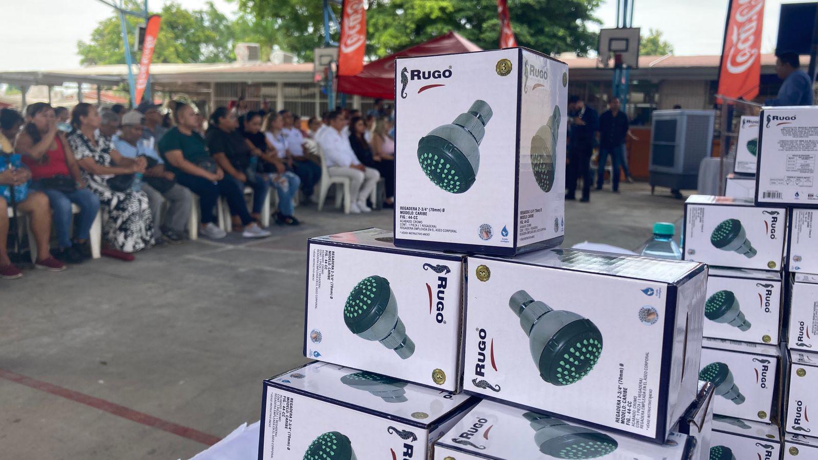 $!Entregan 1,500 regaderas ecológicas en Mazatlán para fomentar el ahorro de agua