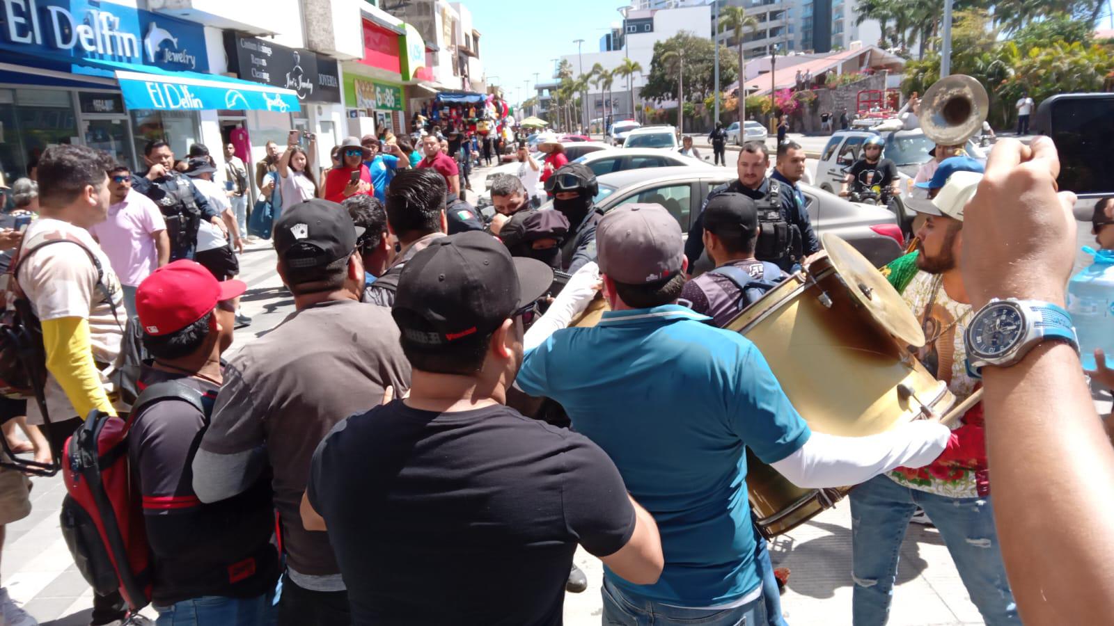 $!Se manifiestan músicos tocando y con marcha en plena zona turística
