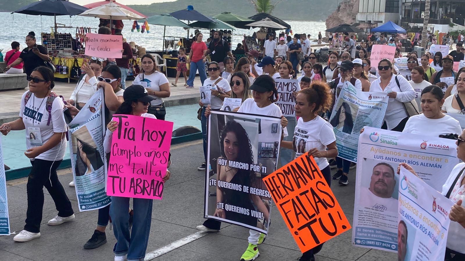 $!Marchan decenas por María Cecilia y Cristina, desaparecidas en Mazatlán