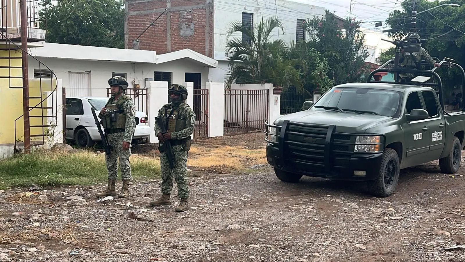 $!Hombre es atacado a tiros en la Colonia Lázaro Cárdenas; es ‘escoltado’ al hospital por militares