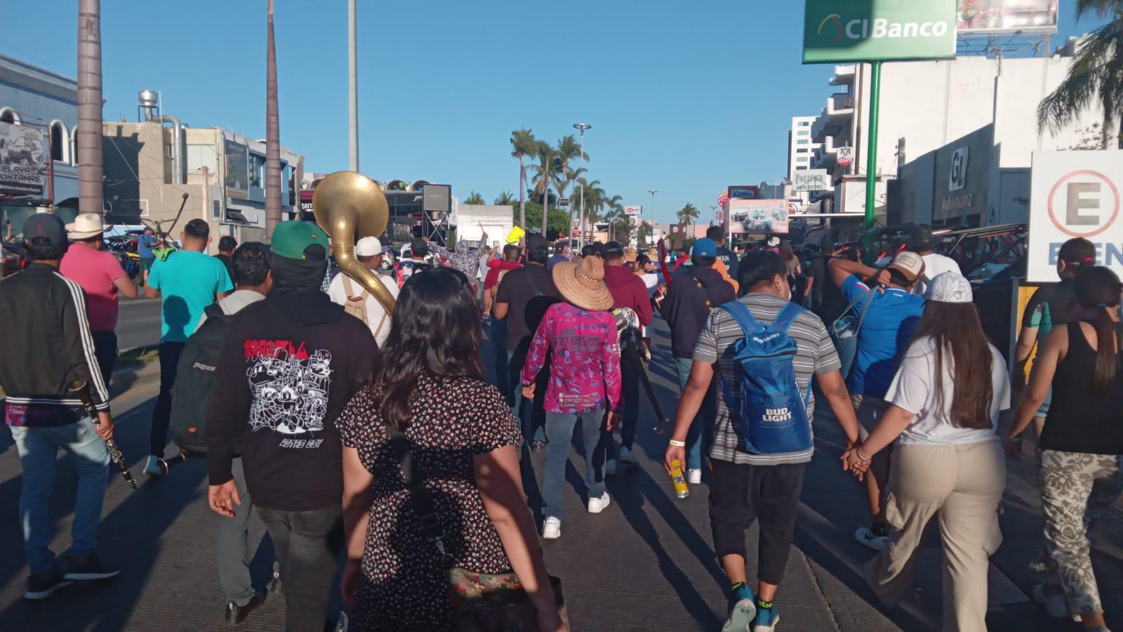 $!Tras más de cinco horas de protesta en la zona hotelera de Mazatlán, músicos mantienen plantón en el malecón