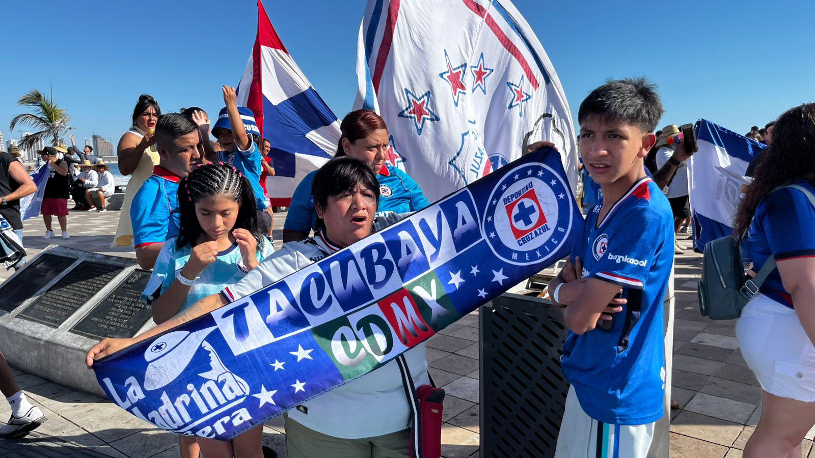 $!#FOTOS | Afición de Cruz Azul abarrota el parador fotográfico de Mazatlán