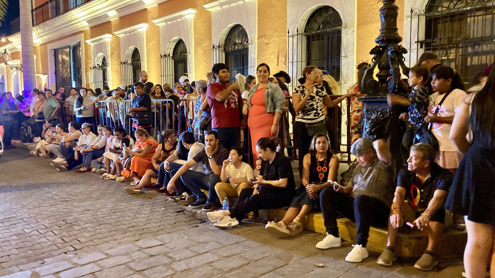 $!Mazatlecos comienzan a llenar el Centro Histórico para celebrar el Día de Muertos