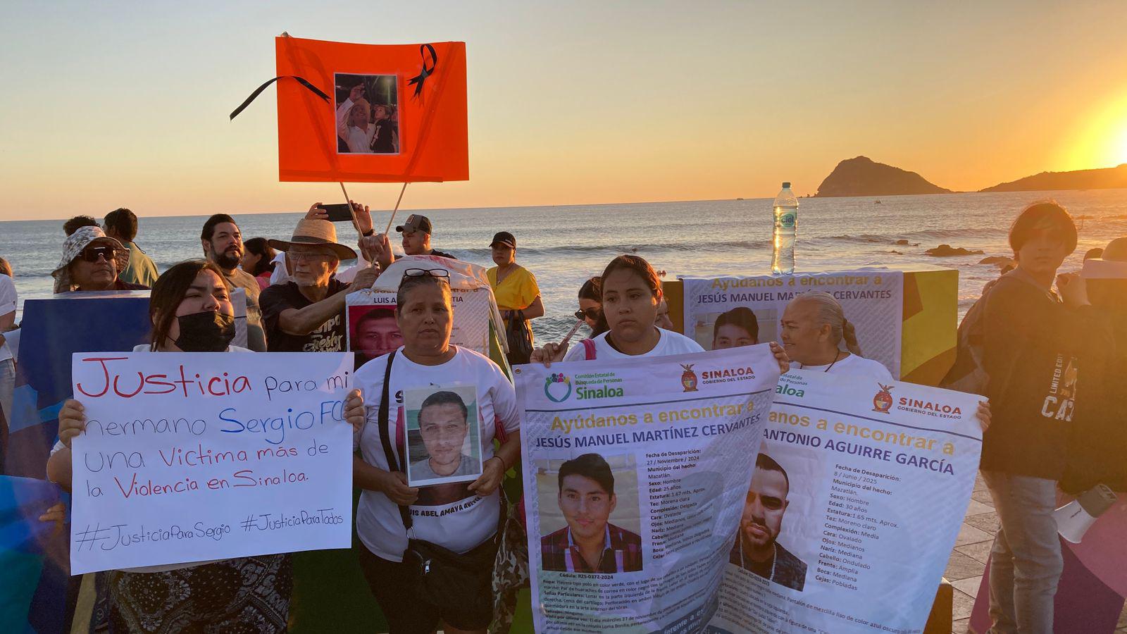 $!Mazatlecos exigen paz y revocación de mandato en marcha en el malecón